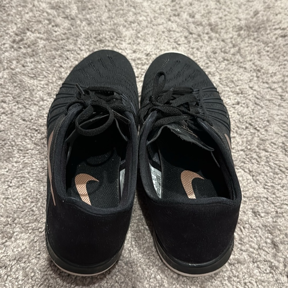 Nike women’s free tr 6 Black/rose gold sneakers - Picture 4 of 5